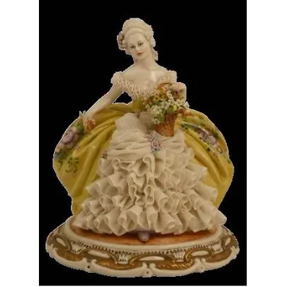 Zdjęcie Figurka kobiety z kwiatami - włoska porcelana