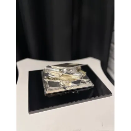 Picture A fantastic engraved statuette for the end of the school/study year