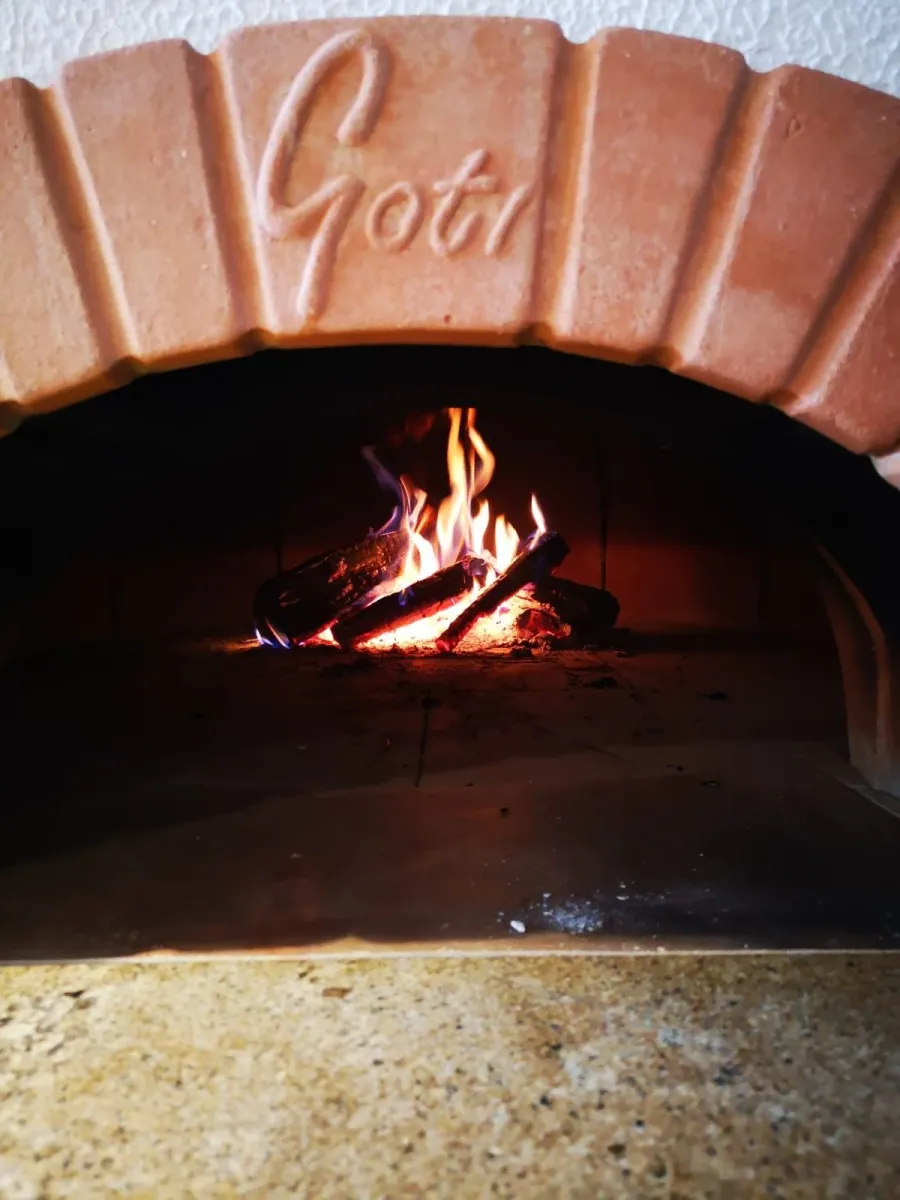 obrazek 3 Włoski piec do pizzy z atestowanej terakoty ogniotrwałej z kominem: średnica 200 mm – waga 320 kg - Goti Terrecotte