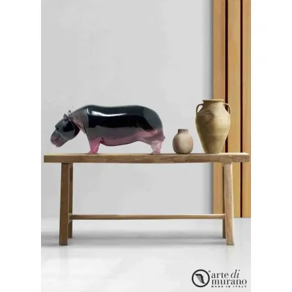 Zdjęcie Przepiękny ciemnoróżowy hipopotam, który wpada w przezroczysty róż - szkło Murano