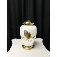 Zdjęcie Piękna biała urna ze złotymi zdobieniami