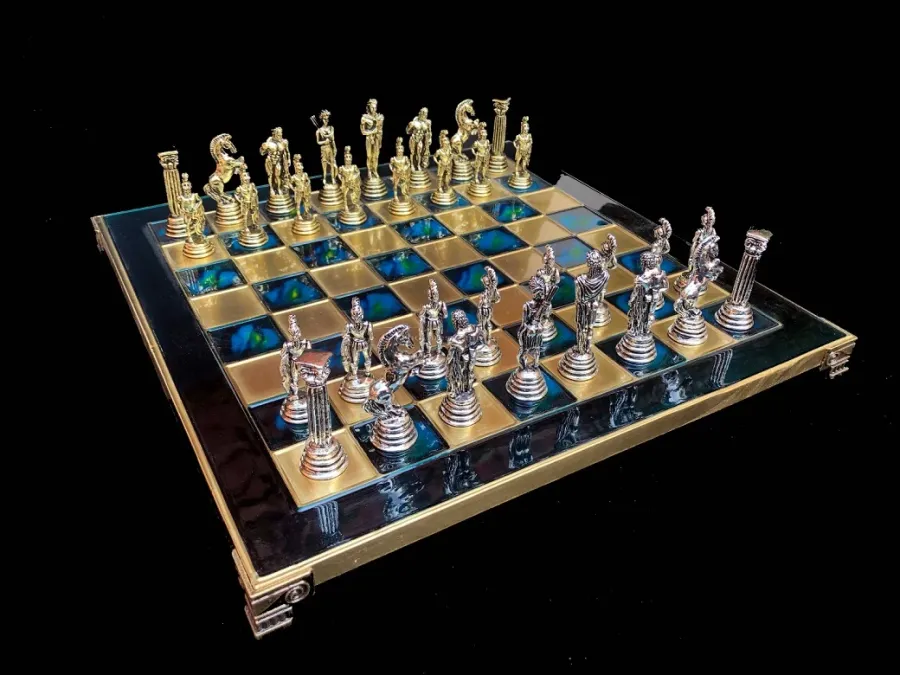 obrazek 4 Stylowy zestaw szachowy z motywem greckim idealny na prezent - The Chess Empire