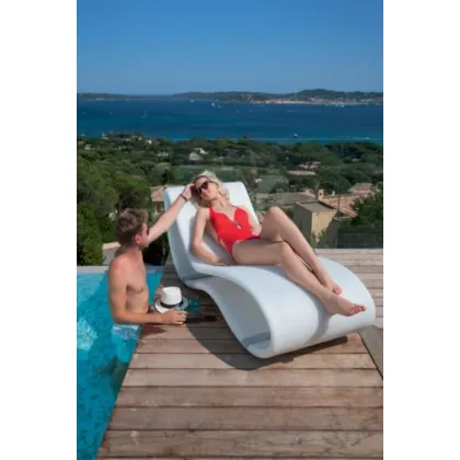 Zdjęcie Stylowy włoski leżak idealny na ogród