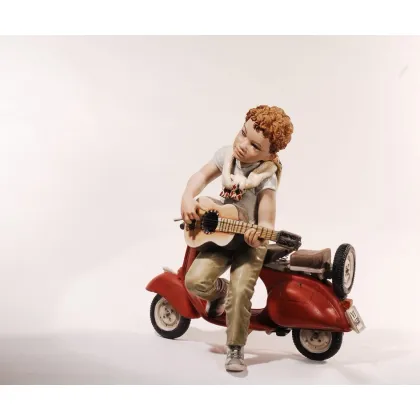 Zdjęcie Porcelanowa figurka młodego gitarzysty - Sibania