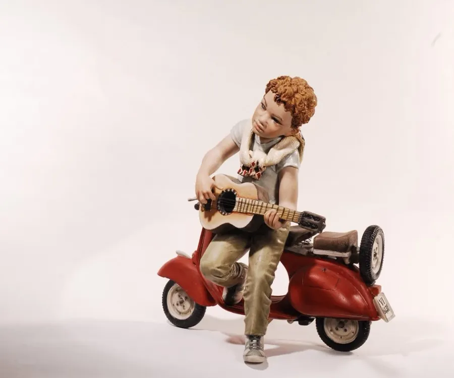 obrazek 1 Porcelanowa figurka młodego gitarzysty - Sibania