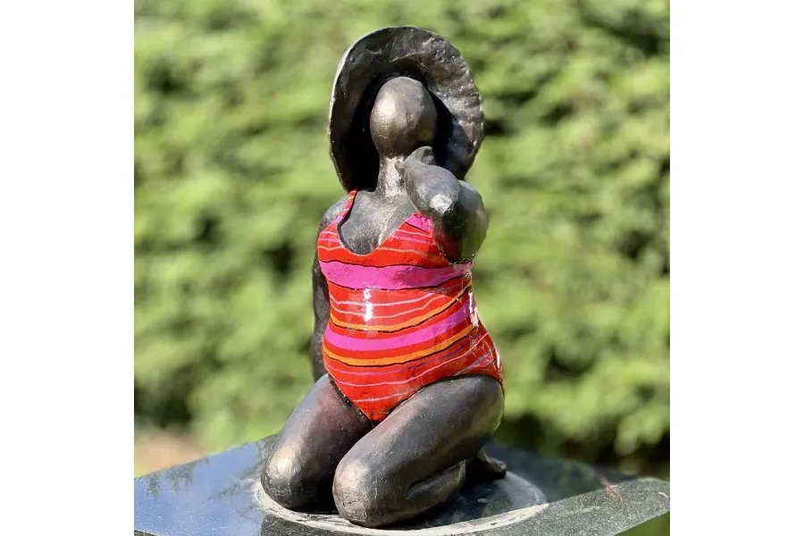 obrazek 2 Piękna rzeźba ogrodowa przedstawiająca kobietę w kostiumie kąpielowym