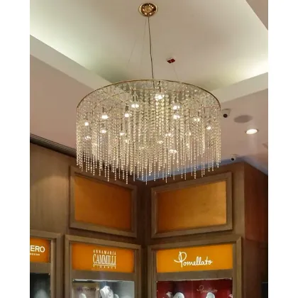 Zdjęcie Bogato zdobiony żyrandol Varsovia - idealny do luksusowych pomieszczeń