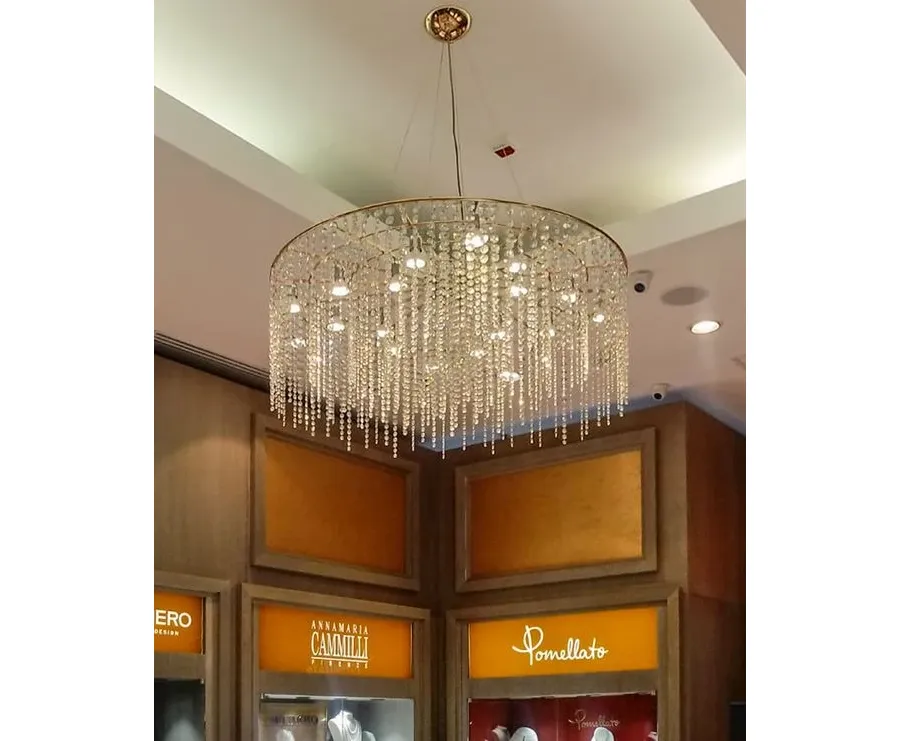 obrazek 1 Bogato zdobiony żyrandol Varsovia - idealny do luksusowych pomieszczeń