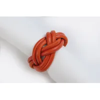 Zdjęcie Piękna skórzana obrączka na serwetki w kolorze pomarańczowym - do jadalni