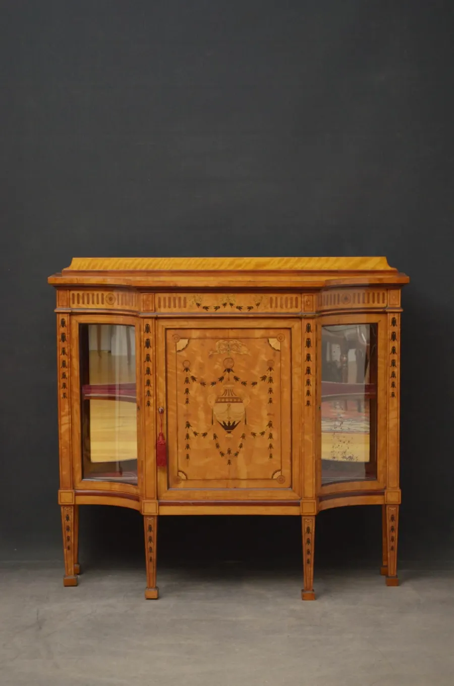 obrazek 1 Wyjątkowy edwardiański kredens/witryna Maple & Co, z inkrustowanym blatem - antyk