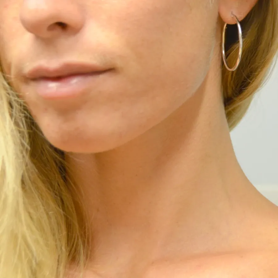obrazek 2 Cienkie okrągłe kolczyki z białego złota (32 mm)