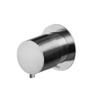 Zdjęcie Stalowy zawór otwierający lub zamykający przepływ wody w kabinie prysznicowej