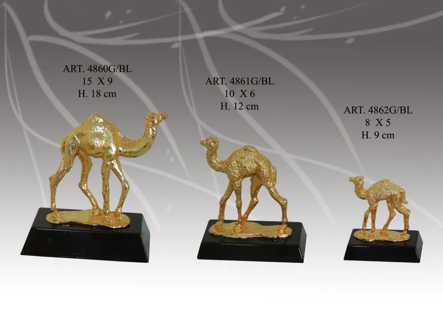 obrazek 1 Złota figura wielbłąda na ciemnej podstawie