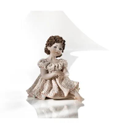 Zdjęcie Porcelanowa dziewczyna w koronkowej sukience - Sibania