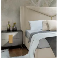 Zdjęcie Fornirowany nocny stolik ze złotymi dodatkami z Włoch - Casa + 39