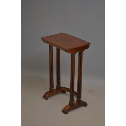 Zdjęcie Wysokiej jakości komplet z drewna różanego składający się z trzech stołów w stylu regencyjnym