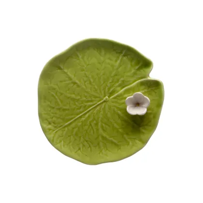 Zdjęcie Ceramiczny liść z kwiatem jako ozdoba stołowa - Bordallo Pinheiro