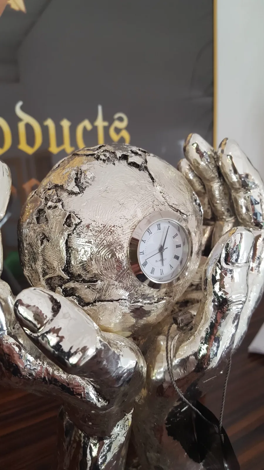 picture 3 Unique sculpture with a clock – globe in hands!