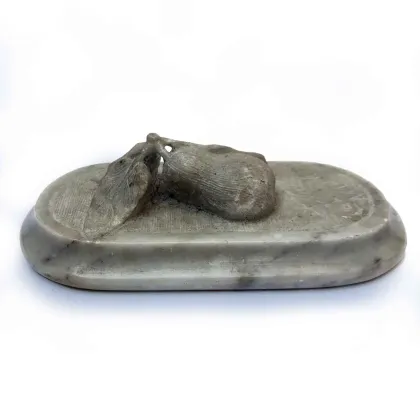 Zdjęcie Marmurowy przycisk do papieru z owalnymi gruszkami z ukształtowaną krawędzią