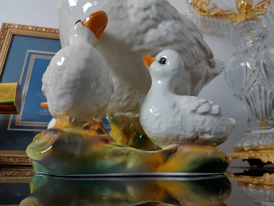obrazek 4 Ceramiczna figura gęsi z pisklętami