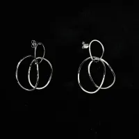 Zdjęcie Eleganckie srebrne kolczyki sztyfty z mieszanymi okręgami - wyjątkowy pomysł na prezent z okazji rocznicy