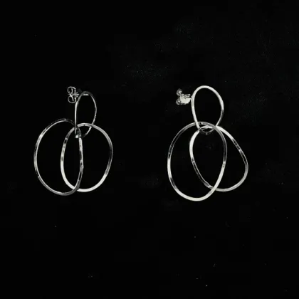 Zdjęcie Eleganckie srebrne kolczyki sztyfty z mieszanymi okręgami - wyjątkowy pomysł na prezent z okazji rocznicy