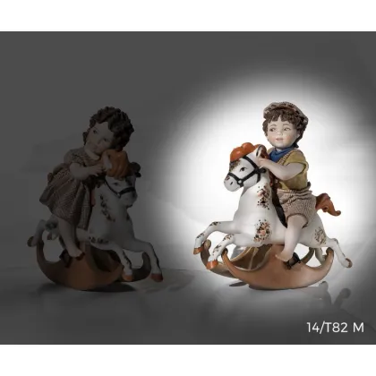 Zdjęcie Stylowa figurka chłopczyka wykonana z porcelany - Sibania