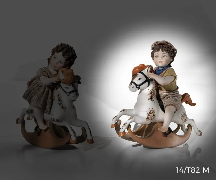 obrazek 1 Stylowa figurka chłopczyka wykonana z porcelany - Sibania