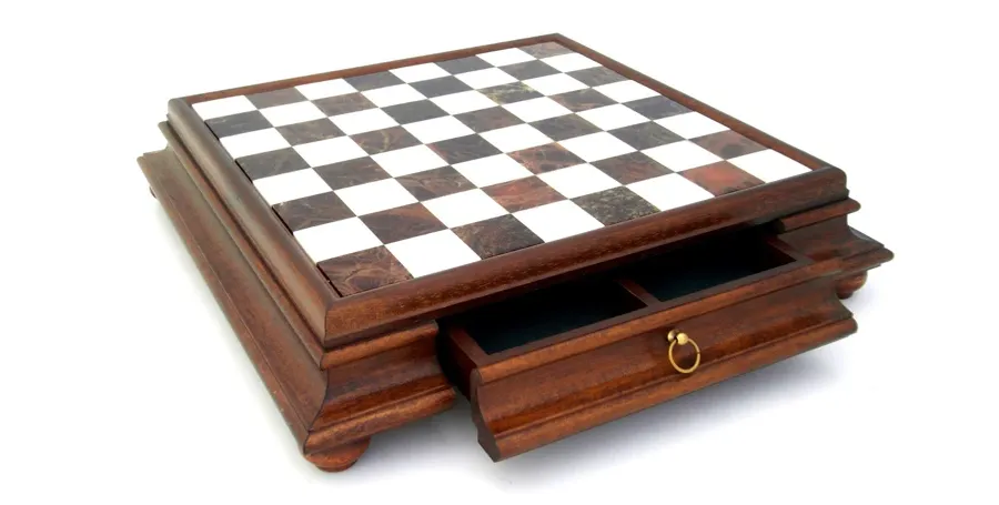 picture 2 Elegant chessboard with set of pieces
