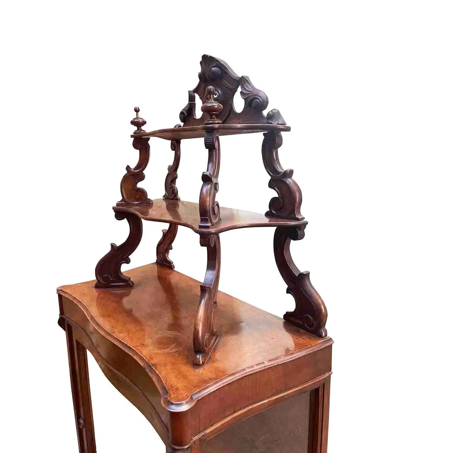 Zdjęcie Witryna z półkami z orzecha włoskiego, 1800 rok