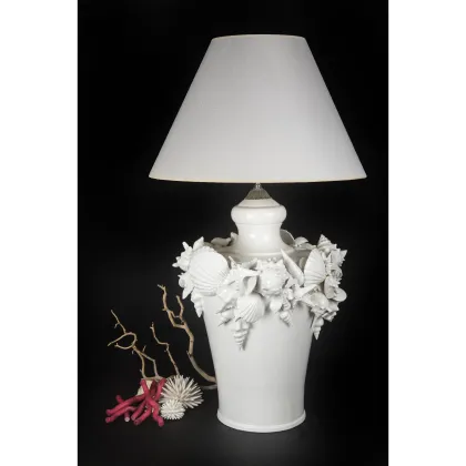 Zdjęcie Stylowa lampa ceramiczna zdobiona muszelkami