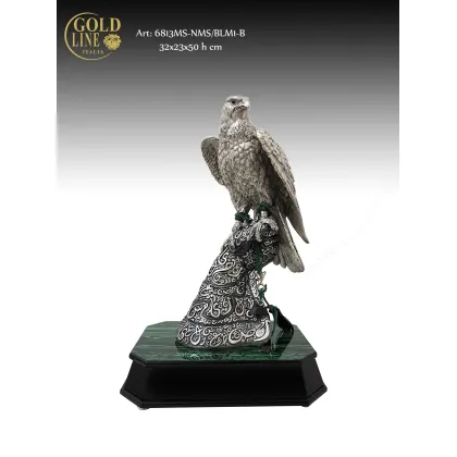 Zdjęcie Piękny orzeł na luksusowej podstawie