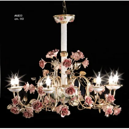 Zdjęcie Unikatowy żyrandol ozdobny z ceramicznymi i złotymi dodatkami