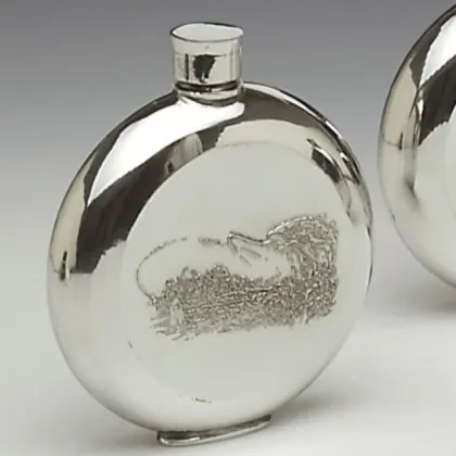 Zdjęcie Stylowa irlandzka piersiówka do whisky z pewteru z przedstawieniem wędkarza