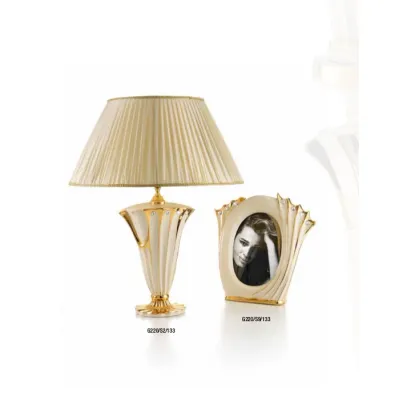 Zdjęcie Beżowo-złota lampa o nieszablonowym designie z plisowanym abażurem