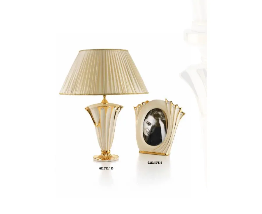 obrazek 1 Beżowo-złota lampa o nieszablonowym designie z plisowanym abażurem