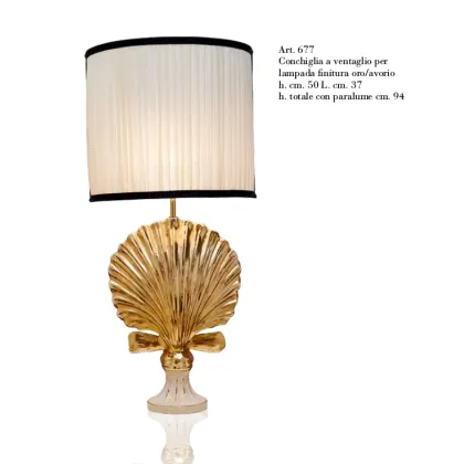 Zdjęcie Ceramiczna lampa ze złotą podstawą w kształcie muszli