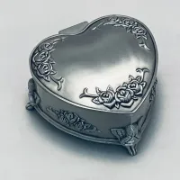 Picture Stylish heart-shaped jewelry box made of tin