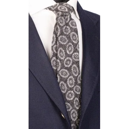 Zdjęcie Oryginalny, wełniany krawat z jasnoszarym, owalnym wzorem