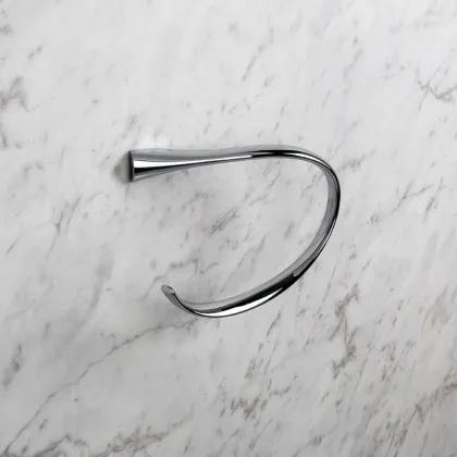 Zdjęcie Srebrny uchwyt na ręcznik do łazienki