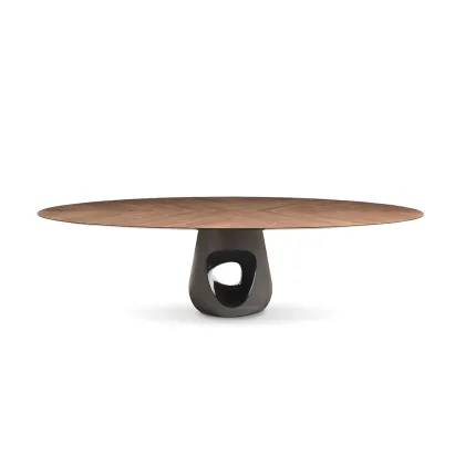 Zdjęcie Włoski stół z drewnianym blatem i betonową podstawą