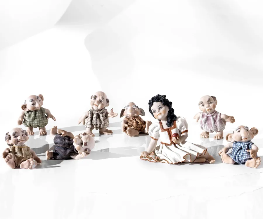 obrazek 2 Stylowa, porcelanowa figurka fioletowego krasnoludka - Sibania
