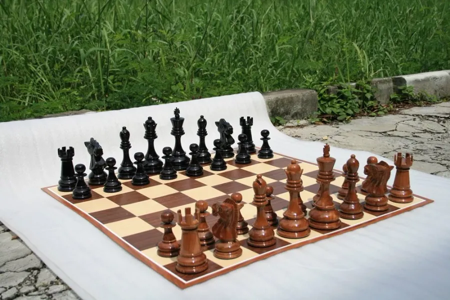 obrazek 4 Bardzo duże figury szachowe wykonane z drewna tekowego - Giant Chess