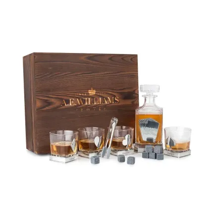 Zdjęcie Wyjątkowy prezent – zestaw karafki ze szklankami zdobiony motywem karcianym