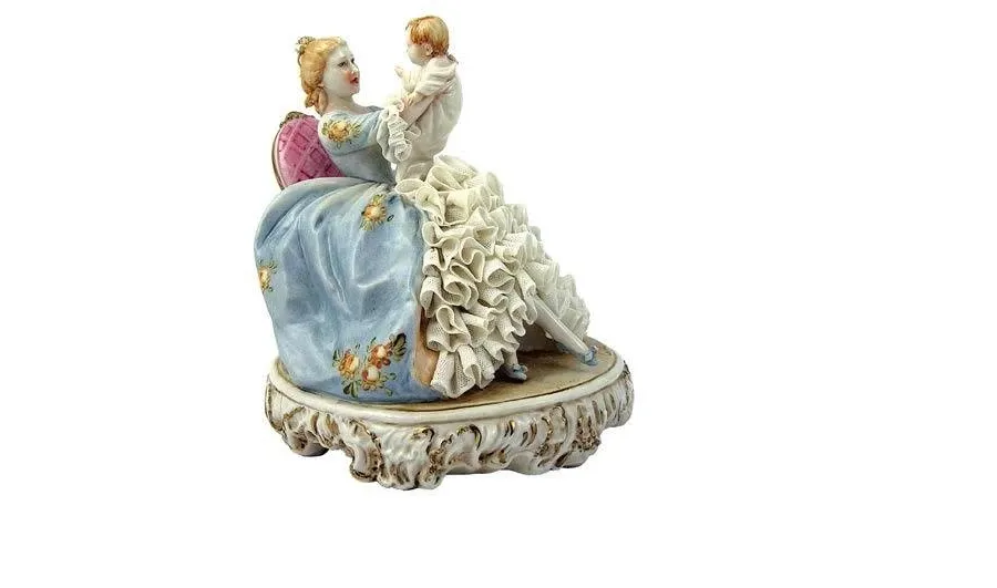 obrazek 1 Porcelanowa figura do salonu - matka z dzieckiem