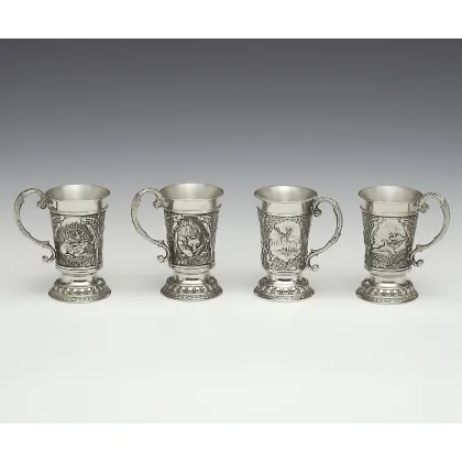 Zdjęcie Ekskluzywny zestaw 4 miarek na alkohol z rączkami wykonany z pewteru