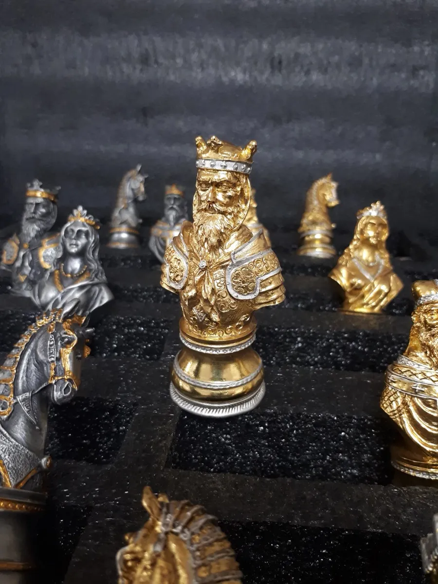 obrazek 3 Zestaw figur szachowych malowanych złotem i srebrem