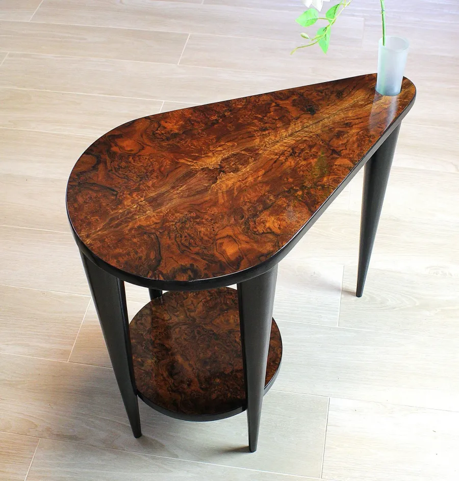 obrazek 2 Rzeźbiarski stolik kawowy Mid-Century Modern z czeczotą orzecha amerykańskiego i szklanym wazonem – handmade Polska
