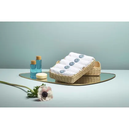 Zdjęcie Ręcznie pleciony kosz na ręczniki z czystą wyściółką