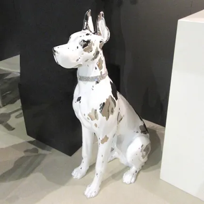 Zdjęcie Fantastyczna rzeźba psa ze spiczastymi uszami - wyjątkowa ozdoba do eleganckiego salonu
